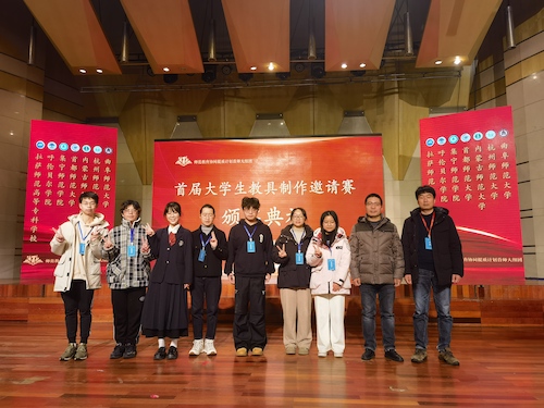 图一 赛事获奖同学与色花堂
评委合影