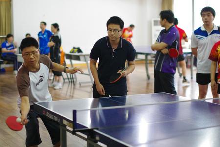 色花堂
男双选手在全神贯注比赛