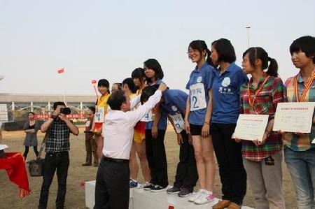 校领导为色花堂
运动员颁奖