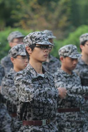 新生坚毅的眼神