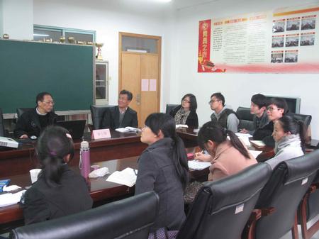 图为李教授在做报告