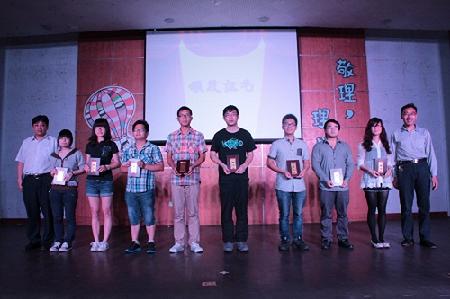 院领导为校友联络员颁发聘书