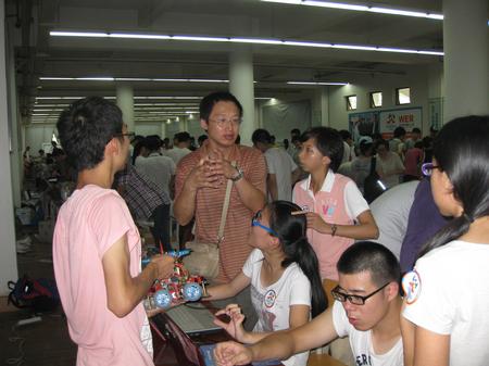 指导老师调试现场悉心指导