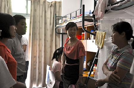 学院领导走访新生寝室