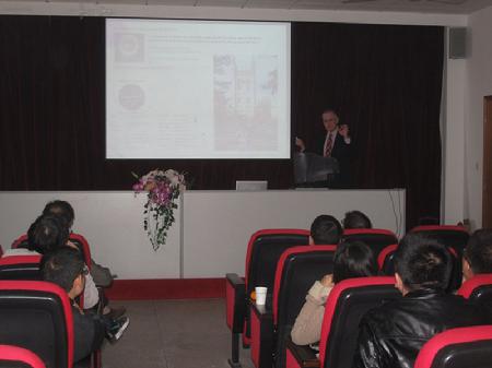 图为Peter-Pfeifer教授在介绍美国密苏里大学情况1