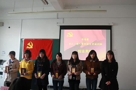 2 应金飞老师为培训班优秀学员颁奖