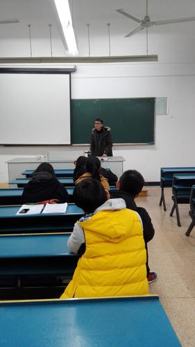 党员们分享交流对时事新闻的看法