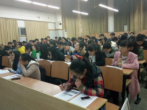 学生骨干们认真听会议内容