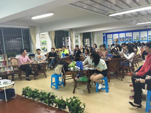 学长向同学们讲解关于辅导员招考的知识