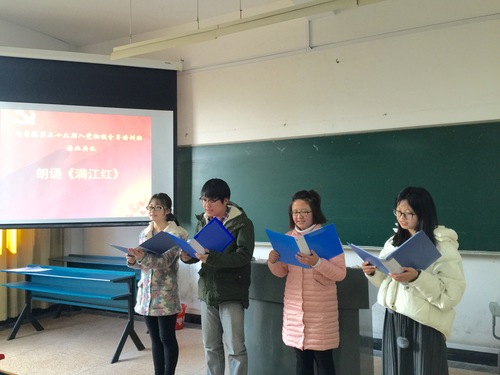 学员们表演诗歌朗诵