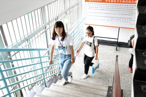 5帮助新生搬运行李