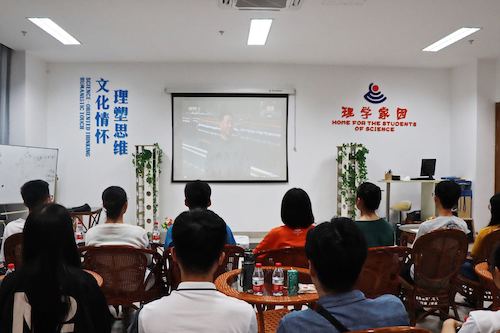 色花堂
学子正在观看庆祝新中国成立70周年阅兵仪式